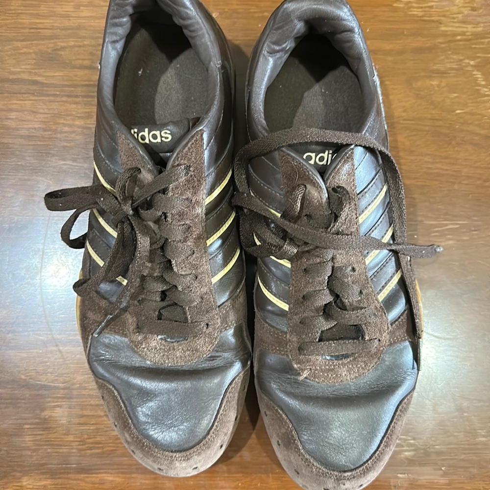 Size 9 brown “vintage” adidas shoes. Worn a few times. Still in very good shape